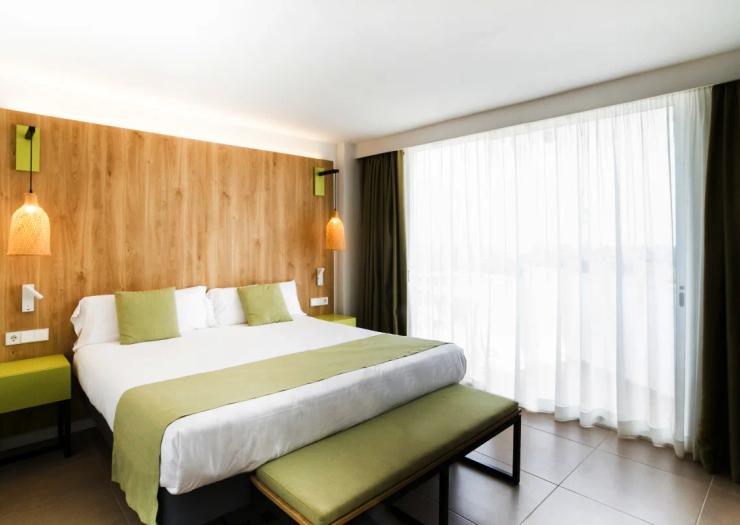 Deluxe suite lateral sea view room Ibersol Siurell Hotel Sa Coma Deluxe suite lateral sea view room Ibersol Siurell Hotel Sa Coma