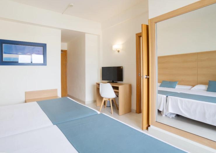 Family room Ibersol Playa Dorada Hotel El Vendrell Family room Ibersol Playa Dorada Hotel El Vendrell