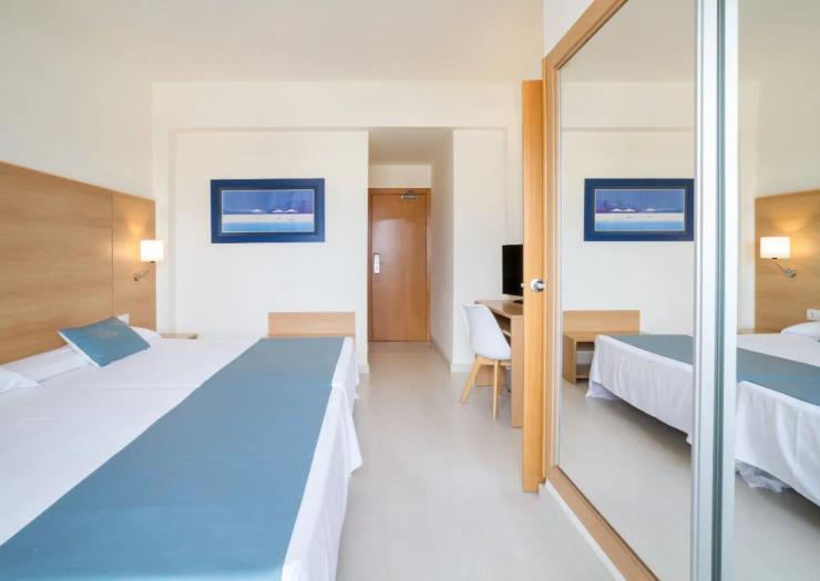 Family room Ibersol Playa Dorada Hotel El Vendrell Family room Ibersol Playa Dorada Hotel El Vendrell