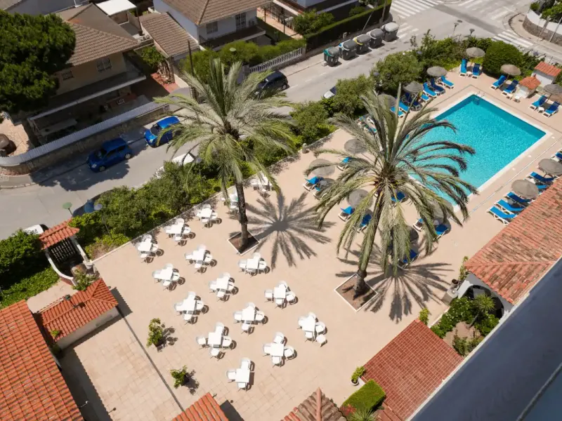 Swimming pool & Solarium Ibersol Playa Dorada Hotel El Vendrell Swimming pool & Solarium Ibersol Playa Dorada Hotel El Vendrell